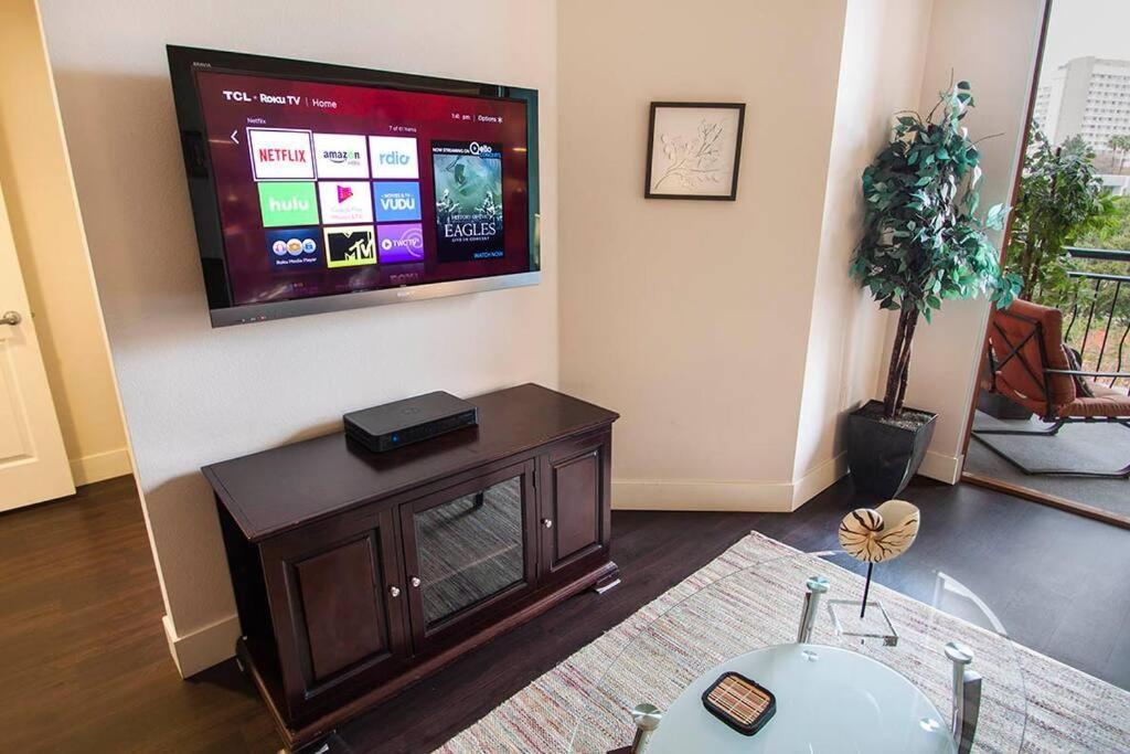 Large 2 Bed -2 Bath On Wilshire Corridor - S Los Angeles