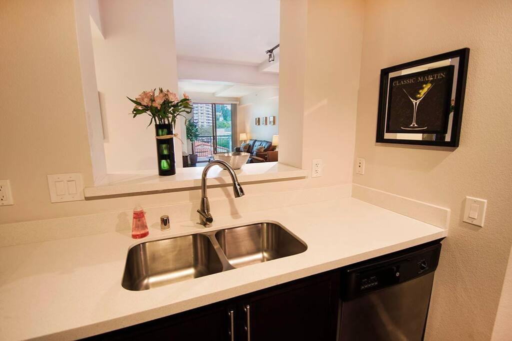 Large 2 Bed -2 Bath On Wilshire Corridor - S