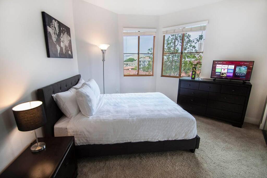 Large 2 Bed -2 Bath On Wilshire Corridor - S * Los Angeles