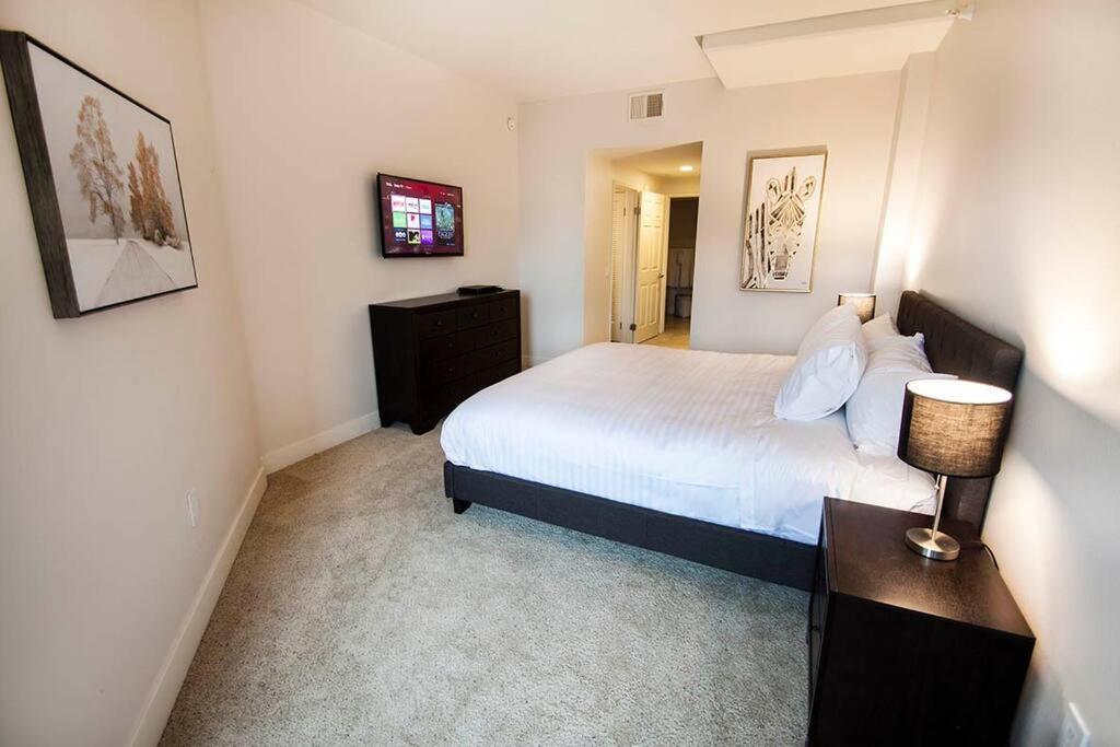 Apartment Large 2 Bed -2 Bath On Wilshire Corridor - S Los Angeles