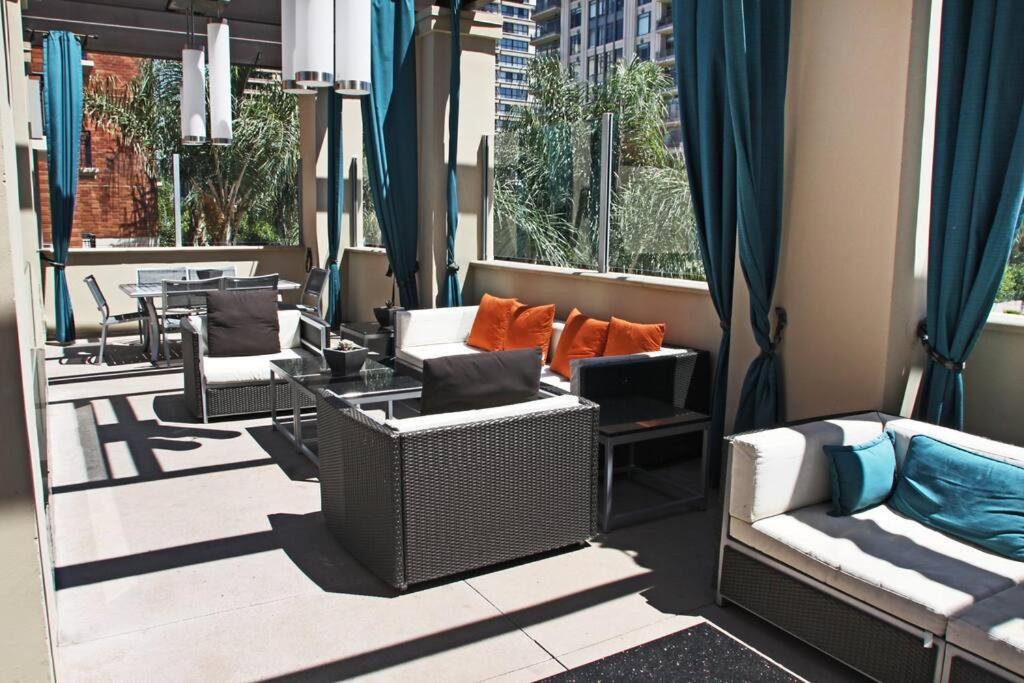 Large 2 Bed -2 Bath On Wilshire Corridor - S Los Angeles