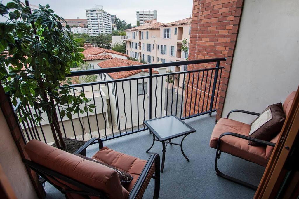 Large 2 Bed -2 Bath On Wilshire Corridor - S *