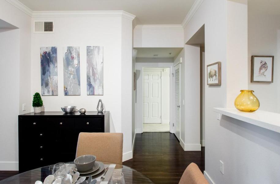 Large 2 Bed -2 Bath On Wilshire Corridor - S Los Angeles